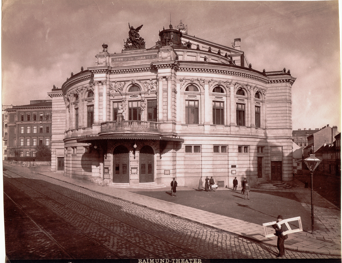 Raimund Theater, Theatre